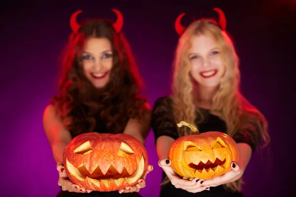 Calabazas de Halloween en palmas femeninas — Foto de Stock