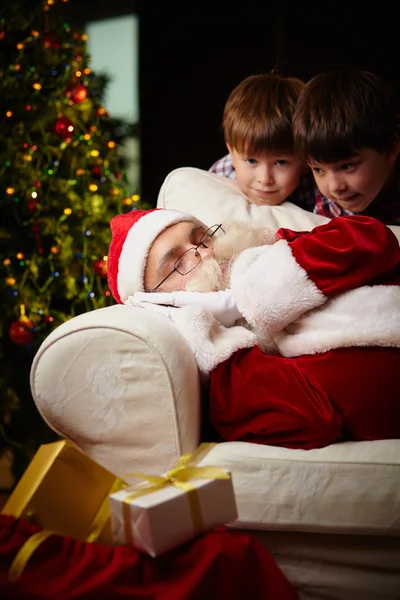 Papai Noel dormindo e dois meninos — Fotografia de Stock