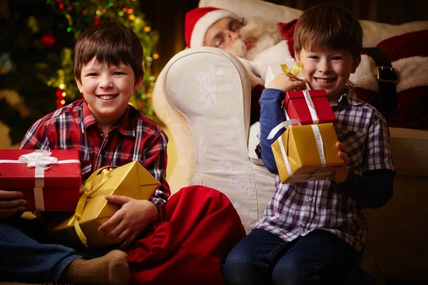 Gelukkige jongens met geschenkdozen — Stockfoto