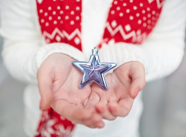 Menschliche Handflächen mit silbernem Stern — Stockfoto