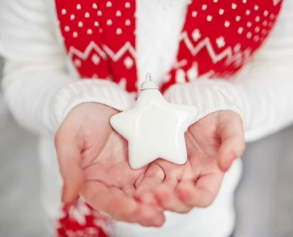 Estrela decorativa em mãos femininas — Fotografia de Stock