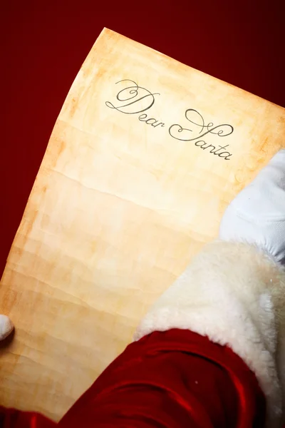 Carta em mãos de Santa — Fotografia de Stock