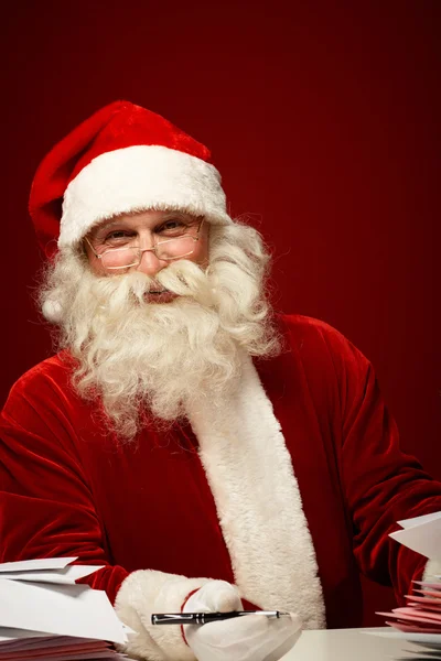 Santa met letters — Stockfoto