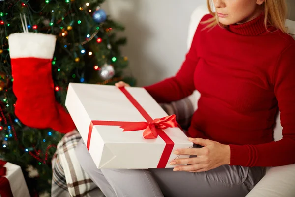 Mujer con presente —  Fotos de Stock