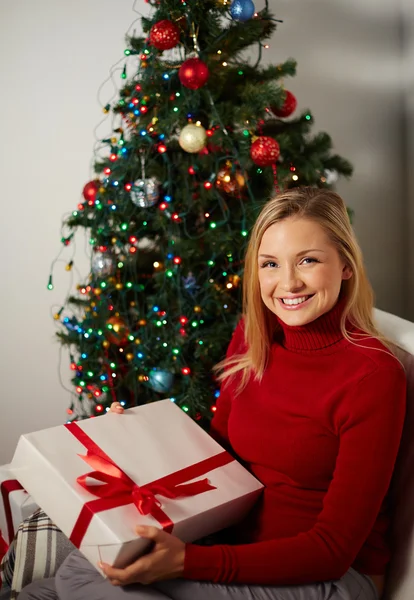 Szczęśliwa kobieta z prezentem — Zdjęcie stockowe