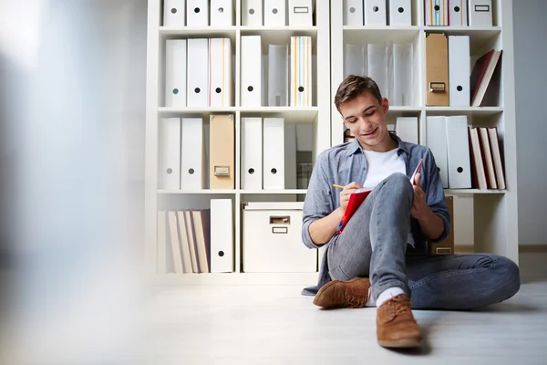 Tipo escribiendo en bloc de notas — Foto de Stock