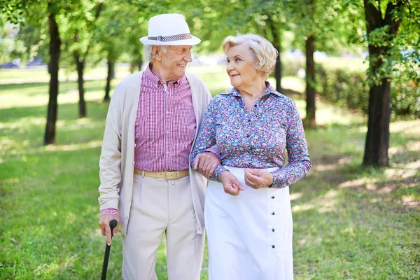 Happy seniors in park — Stock Photo, Image