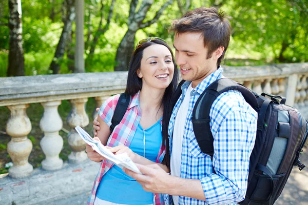 Casal afetuoso estudando mapa — Fotografia de Stock