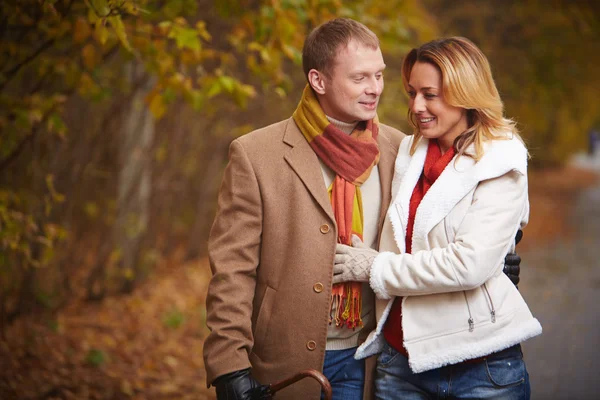 Casal conversando durante a caminhada no parque — Fotografia de Stock