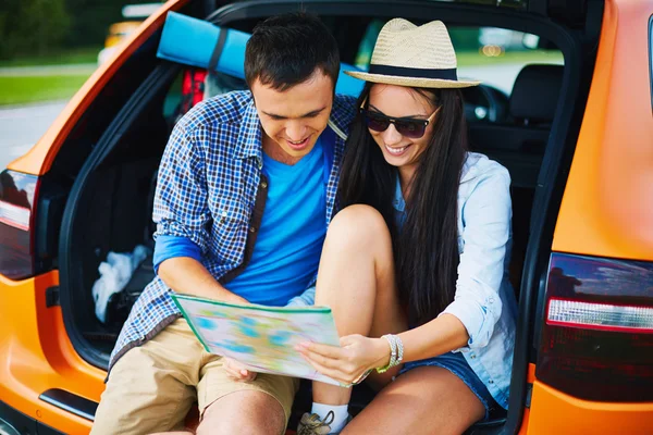 Travelers looking at map — Stock Photo, Image