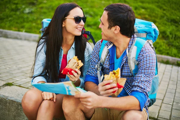 Glückliche Reisende essen Fast Food — Stockfoto