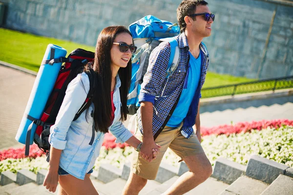 Reizigers wandelen in een stad — Stockfoto