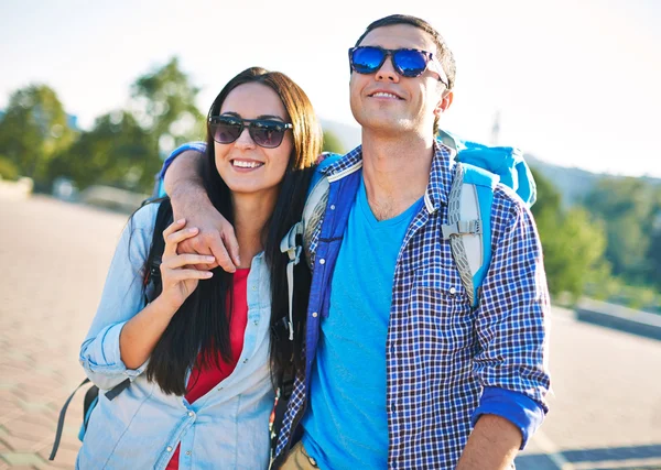 Paar mit Sonnenbrille in der Stadt unterwegs — Stockfoto