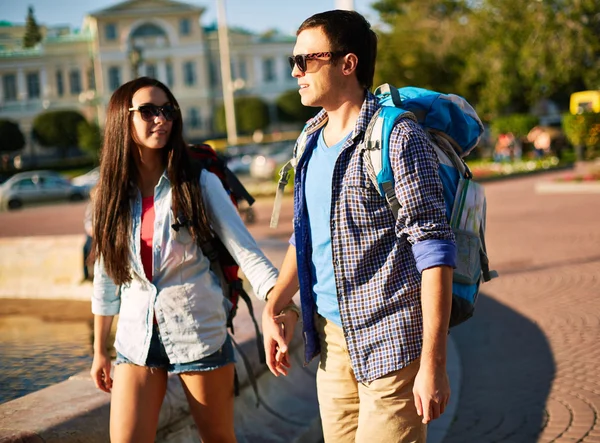 Viajeros con mochilas — Foto de Stock