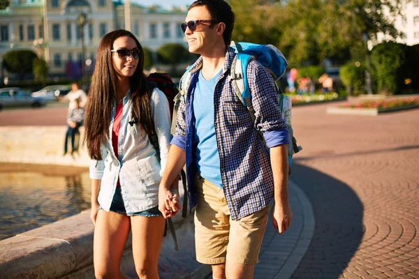 Amorous dates avec sacs à dos — Photo