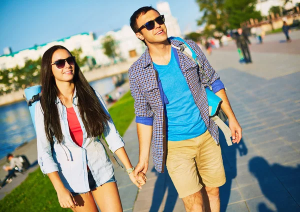 Amorous dates with backpacks — Stock Photo, Image