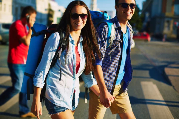 Couple souriant avec sacs à dos — Photo