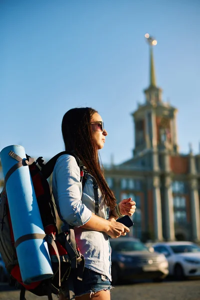 Mulher com mochila — Fotografia de Stock