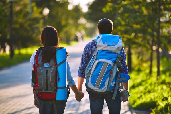 Viajeros con mochilas — Foto de Stock