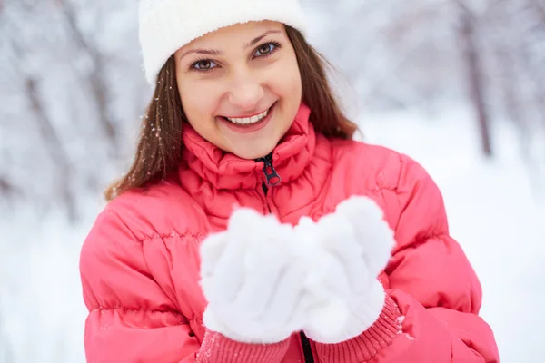 Flicka med handfull snö — Stockfoto