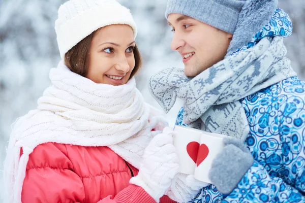 Paar hält im Winter Tassen in der Hand — Stockfoto