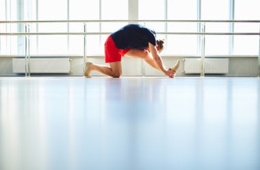 Spor salonunda pratik adam