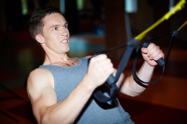 Spor salonunda genç adam