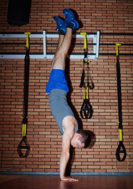 Spor salonu kollarında üzerinde duran adam