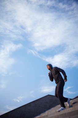 Alt katta çalışan sporcu