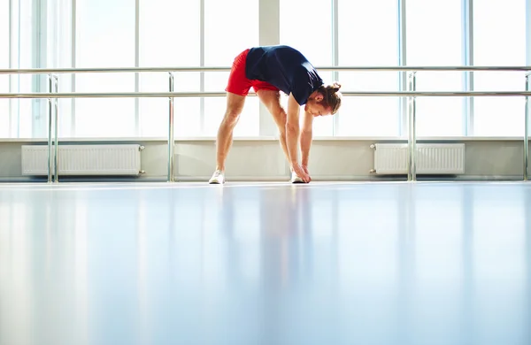 Homme faisant de l'exercice physique dans la salle de gym — Photo