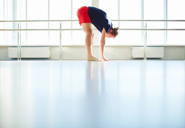 Uomo che si allena in palestra — Foto Stock