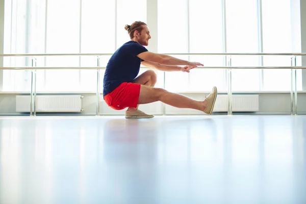 Man har träning i gym — Stockfoto