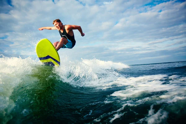 Surfer reitet auf Wellen — Stockfoto