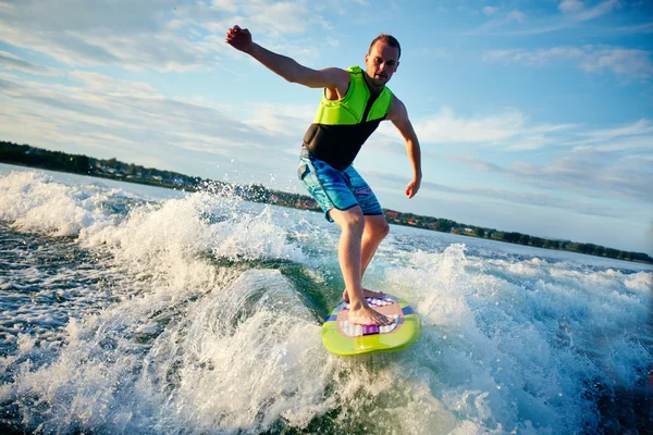 Joven surfboarding — Foto de Stock