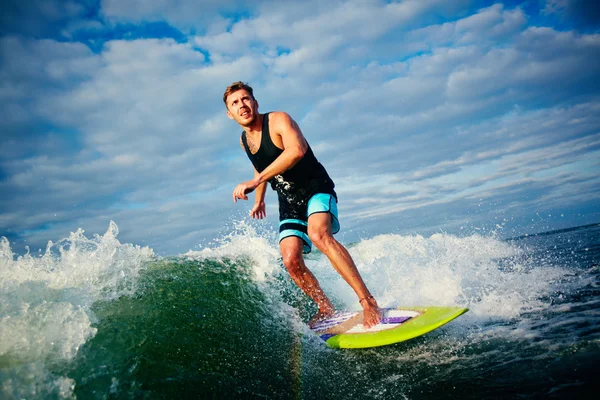 Surfboarder jazda na falach — Zdjęcie stockowe