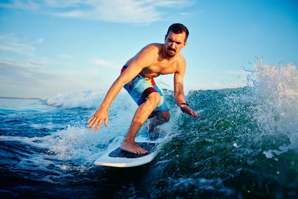 Молодий surfboarder — стокове фото