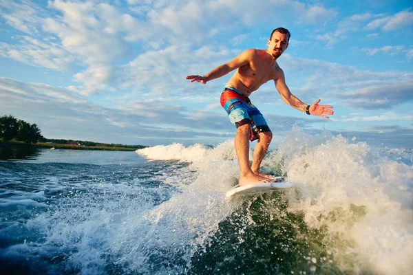 Homme surfant dans la mer — Photo