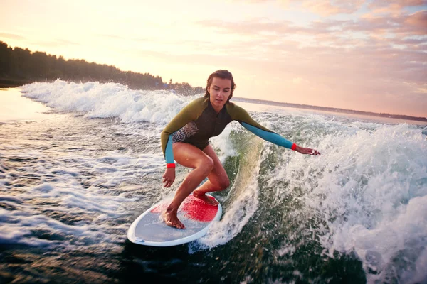 Surfboarding donna — Foto Stock