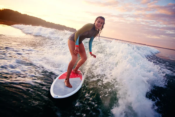 Donna su tavola da surf — Foto Stock