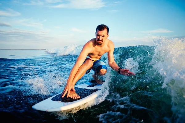 Surfboarder 연습 파도타기 — 스톡 사진