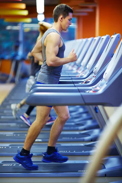 Man loopt in de sportschool — Stockfoto