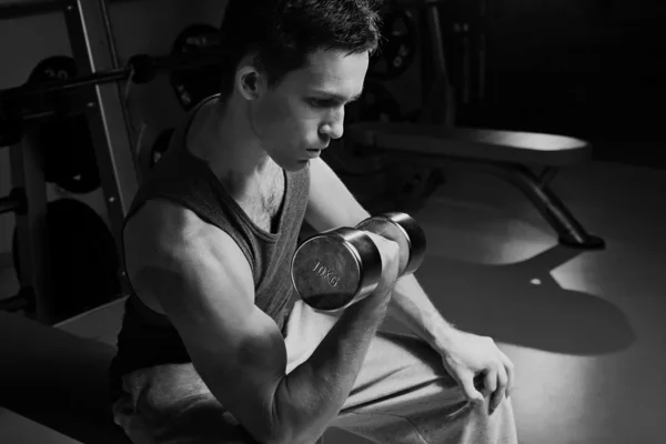 Homme d'entraînement dans la salle de gym avec haltère — Photo