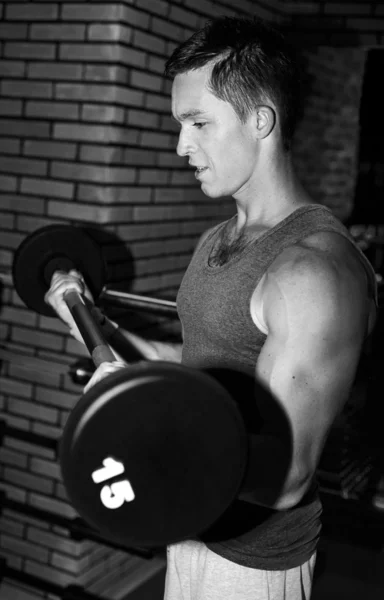 Entrenamiento de hombre en gimnasio con barra — Foto de Stock