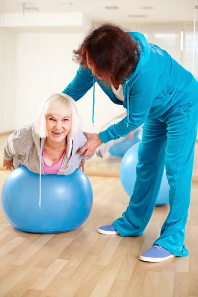 Glückliche Frauen im Fitnessstudio — Stockfoto