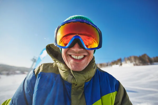 S úsměvem snowboardista — Stock fotografie