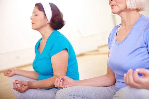 Aged females doing yoga — Stock Photo, Image