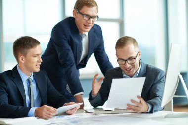 Sonuçlarını sunan iş adamı