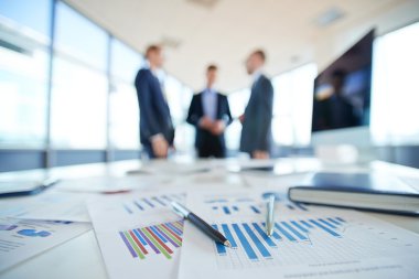 Belgeler Ofis Masası üzerinde