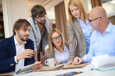 Tasarımcılar yeni projeyi tartışıyor