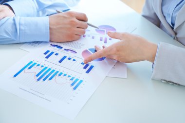 İşletme belgesi grafikleri gösteren el